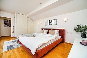 Lavish And Chic Duplex Apartment for Families and Couples