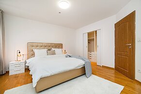 Lavish And Chic Duplex Apartment for Families and Couples