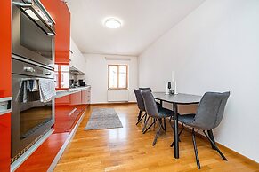 Lavish And Chic Duplex Apartment for Families and Couples