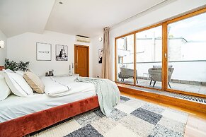 Lavish And Chic Duplex Apartment for Families and Couples