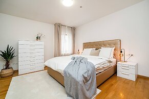 Lavish And Chic Duplex Apartment for Families and Couples