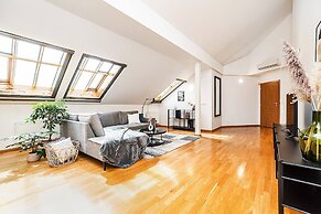 Lavish And Chic Duplex Apartment for Families and Couples