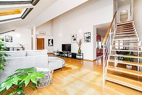 Lavish And Chic Duplex Apartment for Families and Couples