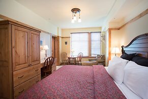 4416 - Two Bedroom Deluxe Creekside Condominiums 2 Condo by RedAwning