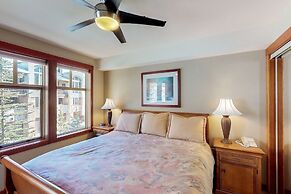 2307- Two Bedroom + Den Deluxe Eagle Springs East 2 Hotel Room by RedA