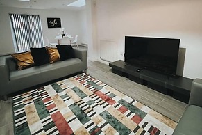 Stunning 3-bed House in Oldbury