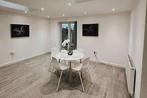 Stunning 3-bed House in Oldbury