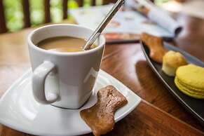 Model Temple Resort & Spa