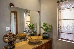 Model Temple Resort & Spa