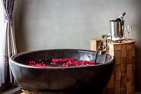 Model Temple Resort & Spa