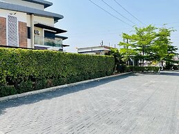 The Azaria Hotel & Apartment