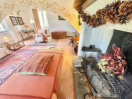 Adam House - Beautiful exc Pool - Sleeps 8