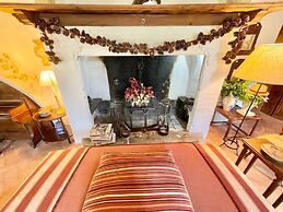 Adam House - Beautiful exc Pool - Sleeps 8