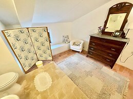 Adam House - Beautiful exc Pool - Sleeps 8