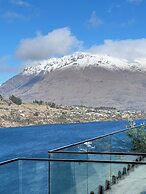 Stunning Lakeview QT Holiday House