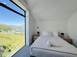 Stunning Lakeview QT Holiday House