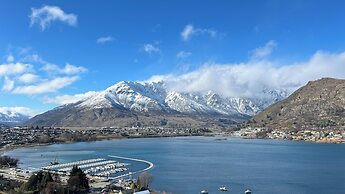 Stunning Lakeview QT Holiday House