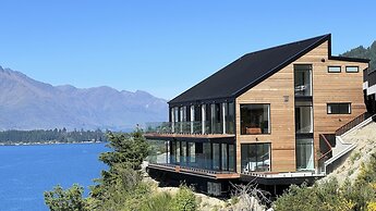 Stunning Lakeview QT Holiday House