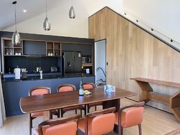 Stunning Lakeview QT Holiday House