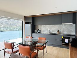 Stunning Lakeview QT Holiday House