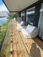Stunning Lakeview QT Holiday House