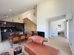 Stunning Lakeview QT Holiday House