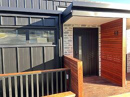 Stunning Lakeview QT Holiday House