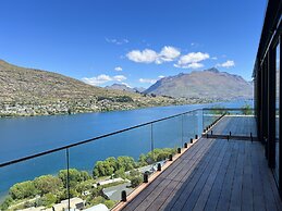 Stunning Lakeview QT Holiday House