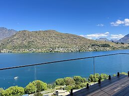 Stunning Lakeview QT Holiday House