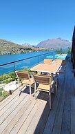 Stunning Lakeview QT Holiday House
