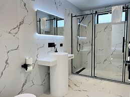 Stunning Lakeview QT Holiday House