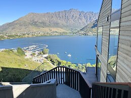 Stunning Lakeview QT Holiday House