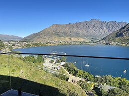 Stunning Lakeview QT Holiday House