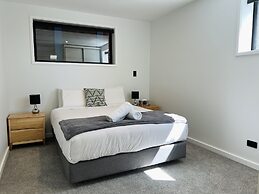 Stunning Lakeview QT Holiday House