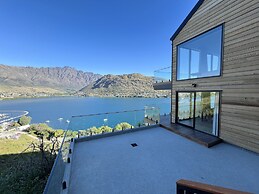 Stunning Lakeview QT Holiday House