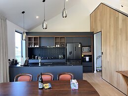 Stunning Lakeview QT Holiday House