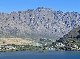 Stunning Lakeview QT Holiday House