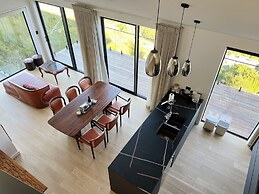 Stunning Lakeview QT Holiday House