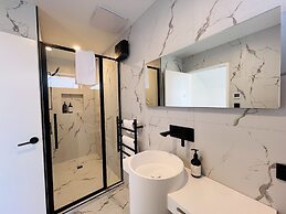 Stunning Lakeview QT Holiday House