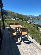 Stunning Lakeview QT Holiday House