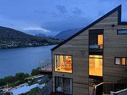 Stunning Lakeview QT Holiday House