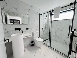 Stunning Lakeview QT Holiday House