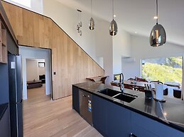 Stunning Lakeview QT Holiday House