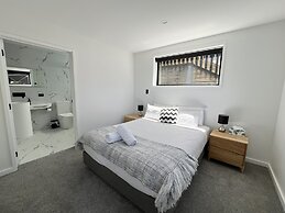 Stunning Lakeview QT Holiday House