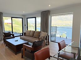 Stunning Lakeview QT Holiday House