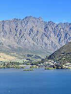 Stunning Lakeview QT Holiday House