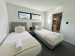 Stunning Lakeview QT Holiday House