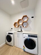 Stunning Lakeview QT Holiday House