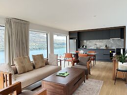 Stunning Lakeview QT Holiday House