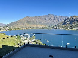 Stunning Lakeview QT Holiday House